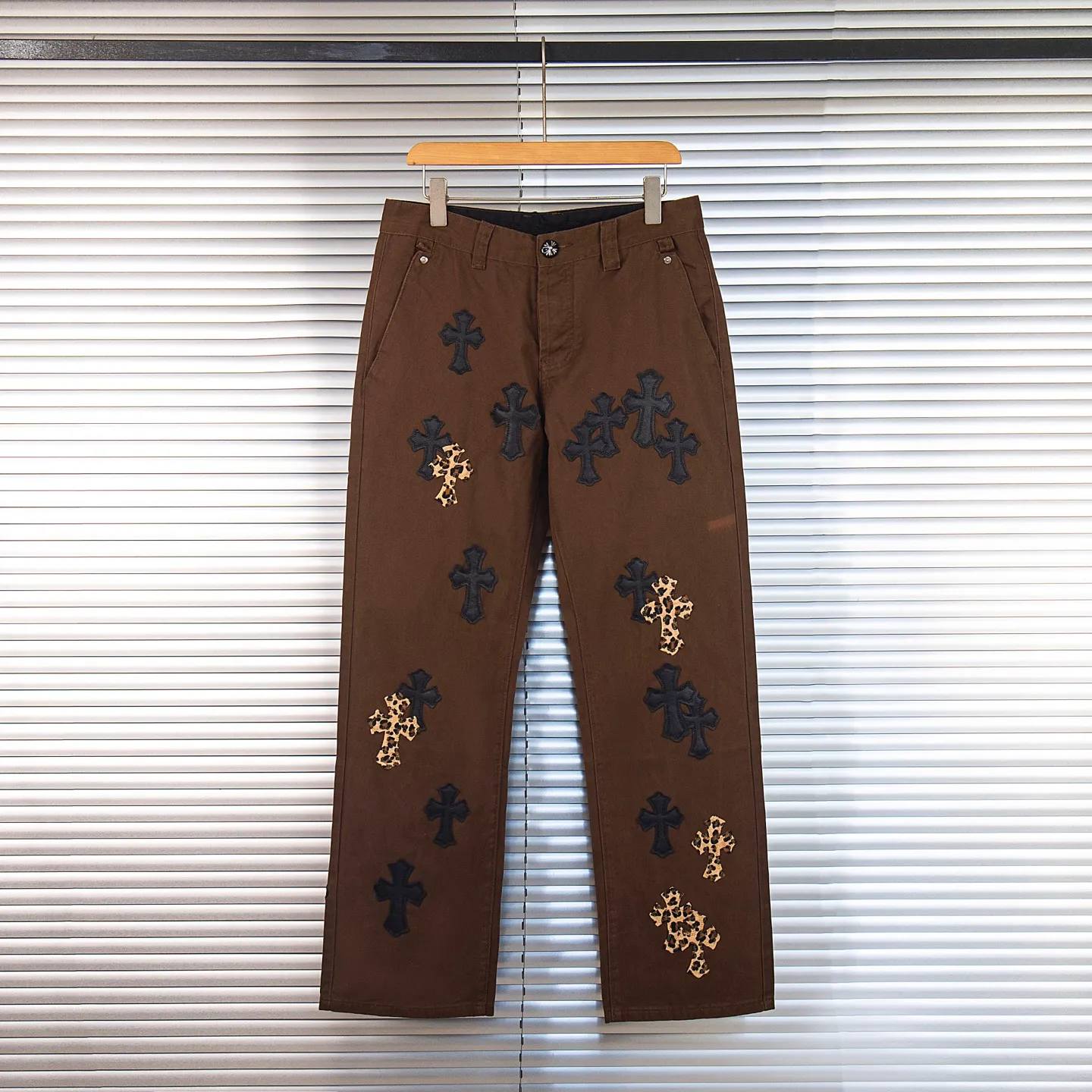 P260 Chrome Hearts | Chrome Hearts Brown Casual Cross Patched Leather Jeans - Full of exploring the ultimate in fashion, Chrome Hearts' new Chrome Hearts pants cleverly integrate camouflage cross, camouflage cross and other elements to break traditional boundaries. Mattyboy's clever fusion of overalls and khaki jeans, the same style, brings endless matching inspiration to fashionistas! Whether it is daily wear or a trendy try, these pants can bring you an excellent fashion experience. Style number: 1754# Color: casual brown Size: 28 30 32 34